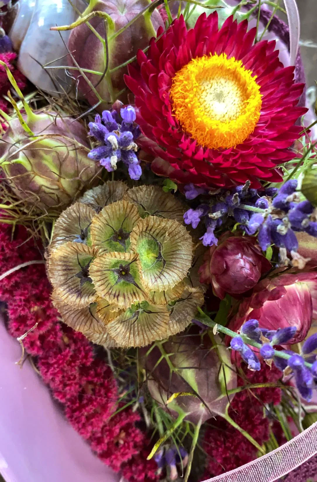 Frische Blumen und florale Werkstücke